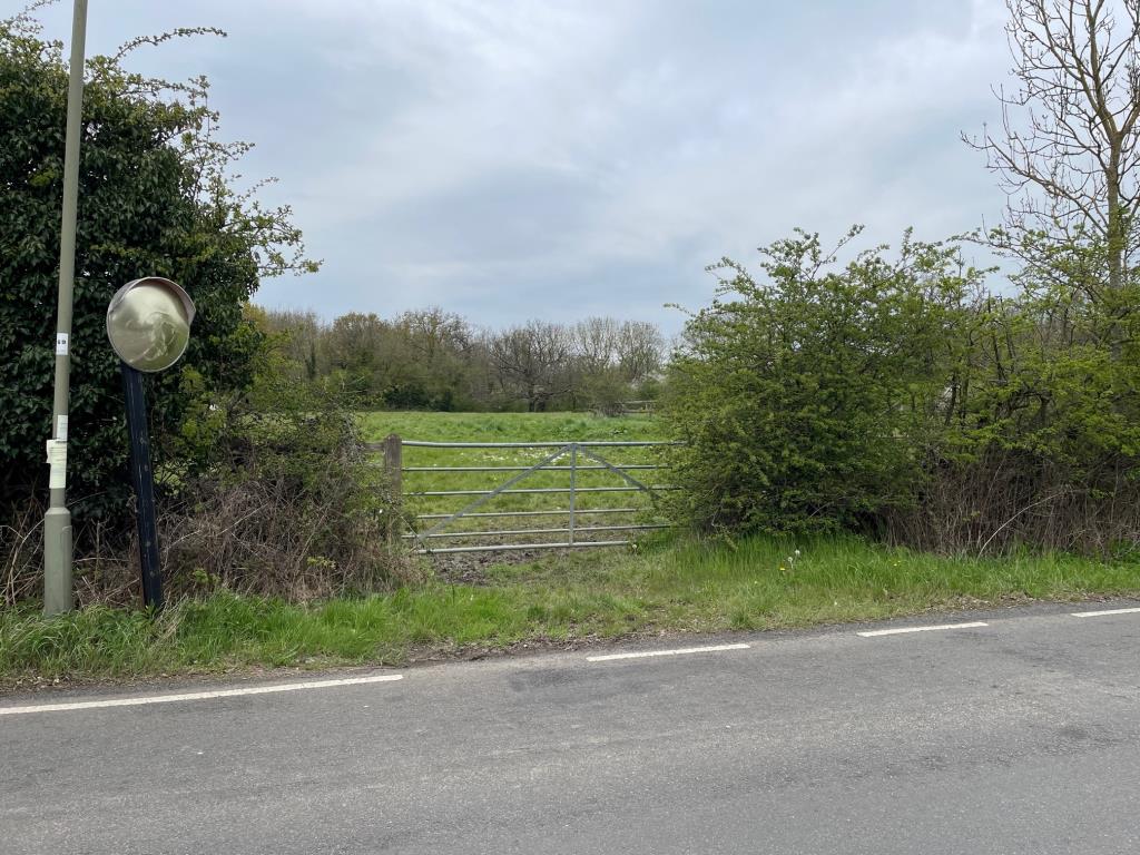 Lot: 117 - A PARCEL OF FREEHOLD LAND - Gateway to the land off Mays Lane